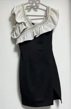 黒のフリル付きドレス