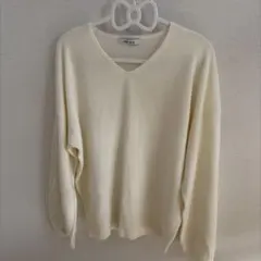クリーム色 Vネック 長袖ニットセーター Mサイズ