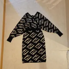 ロゴ Vネック長袖ニットワンピース