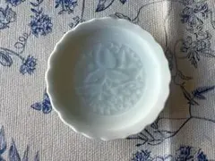 時代物 伊万里 有田 浅陽刻 青磁 草花 輪花 小皿 豆皿のサムネイル