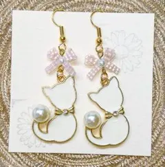 【ピアス/イヤリング】白ネコ ピンク リボン イヤリングに変更可能