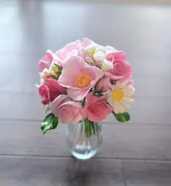 可愛いピンク のポピーと薔薇のクレイフラワー花瓶付き ラウンド型 樹脂粘土のサムネイル