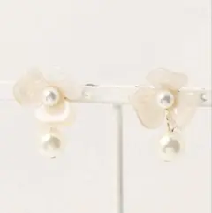 ウォータリーフラワーイヤリング　アイボリーflowerのサムネイル
