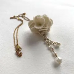 未使用⭐︎ふわふわ布のお花がモチーフのゴールドロングネックレスのサムネイル