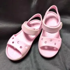 Crocs ピンク キッズサンダルのサムネイル