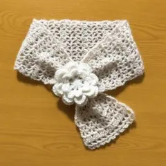 花のモチーフ付き モヘア調キラキラミニマフラー（薄いベージュ）