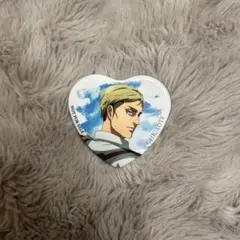 進撃の巨人　くじ引き堂　ハート型缶バッジ　エルヴィン