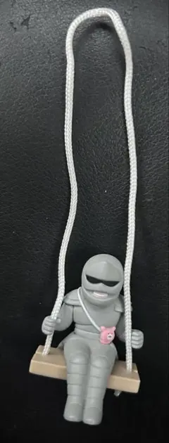 ちいかわ　鎧さん　ブランコフィギュア