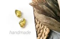 ハンドメイドピアス　若草色　レジン