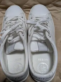 GUESS ホワイト スニーカーのサムネイル