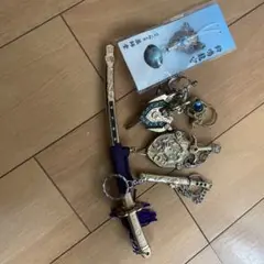値下げします　武器とドラゴンデザインのキーホルダー　アクセサリ　金色