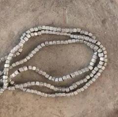 No.855　マットシルバーのキューブビーズ