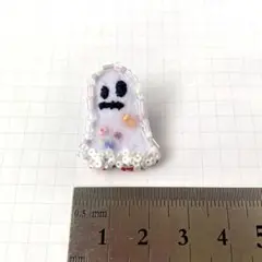 おばけちゃん？／ビーズ刺繍のピンバッジ