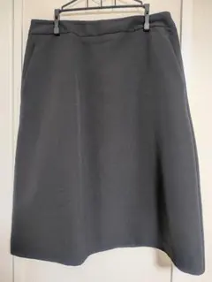 黒のタイトスカート 後ろスリット付き（美品）