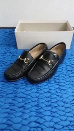 ブラックレザー金具付きローファー