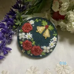 ハンドメイドくるみボタン刺繍ブローチ♡クリスマスベルとクリスマスリース