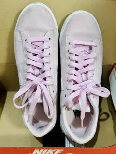 Nike ピンク スエード スニーカー