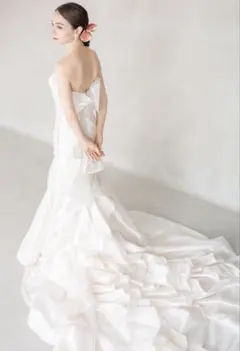 サテンストラップレスウェディングドレス