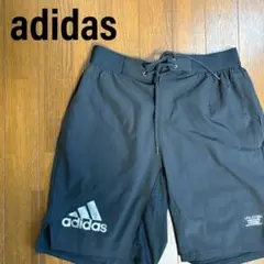 adidas ブラックショートパンツ