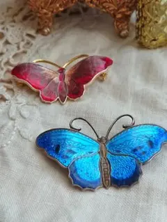 赤と青の蝶のブローチセット