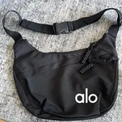 Alo Yoga ボディバッグウエストバッグ黒 - メルカリ