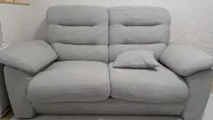 グレーの2人掛けソファ