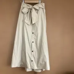 リボン付きベージュロングスカート