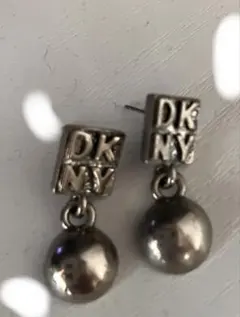 DKNY ロゴ スクエア ドロップ ピアスのサムネイル