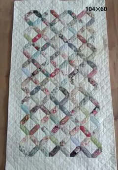 パッチワーク　タペストリー　ダイヤモンドパターンのキルト