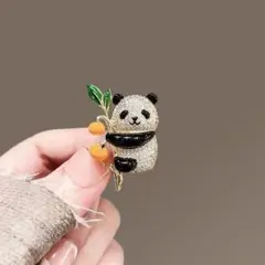 【新品】大人可愛い パンダ ブローチ スワロフスキー風 キラキラ 縁起物