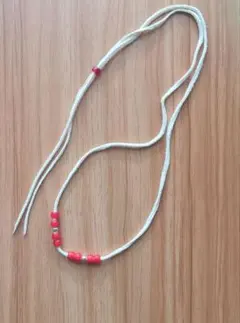 鹿紐 革紐 白色レッドディアスキンレース　2mmシルバー5mmガラスビーズ