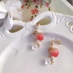 花びらとイチゴのピアス·イヤリング～いちご 桃色 小さめ 小ぶり キラキラ 苺