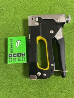 タッカー ガンタッカー ＾ホッチキス式 ハンドタッカー 刃800本付き 替え針