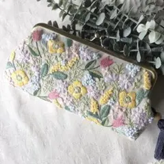 カラフルフラワーのがま口ポーチ　手刺繍　ハンドメイド