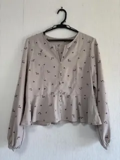 【misty woman】花柄刺繍 長袖ペプラムブラウス ベージュ