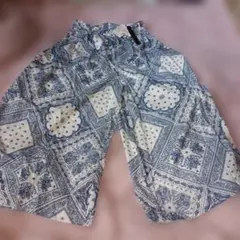 白と青の幾何学模様ガウチョパンツ