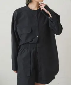 美品 撥水 速乾 ナイロンスリットシャツ ノーカラー ポケット ブラックのサムネイル
