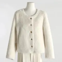 ホワイトのショート丈ファーコート