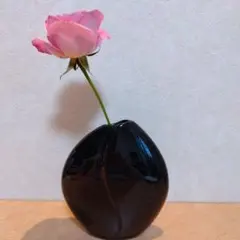 一輪挿し　花瓶　陶器　黒　曲線