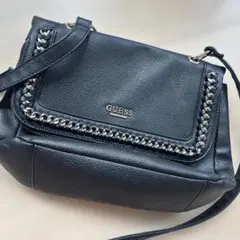 GUESS スタッズ付き ブラックショルダーバッグ