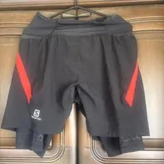 Salomon 黒 赤 ショートパンツのサムネイル
