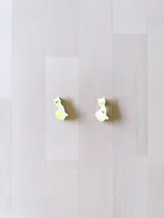 双子のねこ　小さなブローチ　２つセット