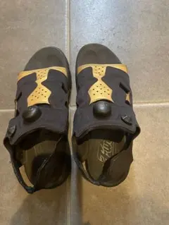 ポンプフューリー　サンダル