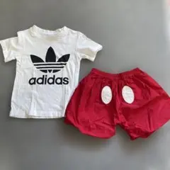 adidas Tシャツとミッキーマウスショートパンツ