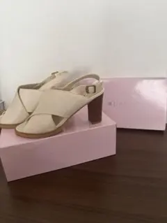 DIANA アイボリー ヒールサンダル