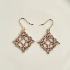 ハンドメイド タティングレース スクエアモチーフ ビーズ ピアス（グレージュ）