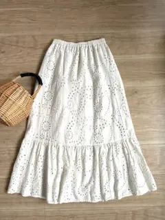 刺繍入りホワイトフレアスカート