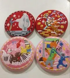 お得！！ディズニー　刺繍缶バッジつきビスケット2〈4個セット〉