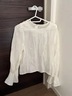 レース襟のホワイトブラウス