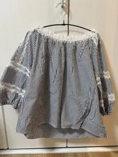 STRAWBERRY-FIELDS ストライプオフショルダーシャツ（レース付き）